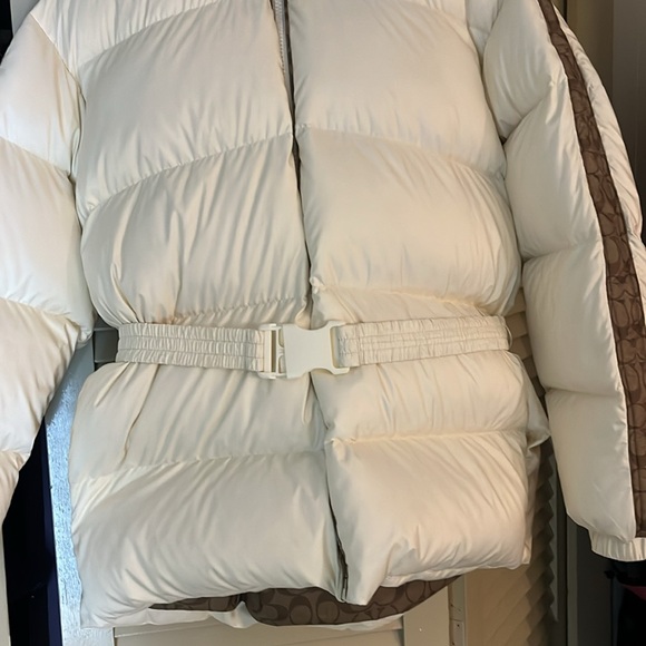 L Coach Woman’s puffer coat.  In perfect condition (only worn a few times) - Picture 3 of 6